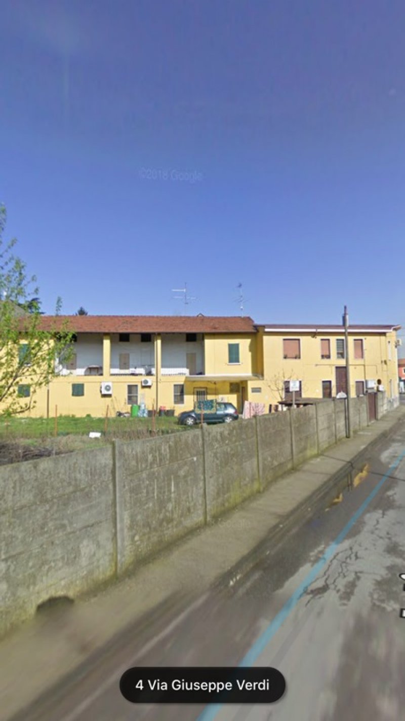 Pompiano edificio con appartamenti e negozi a Brescia in Vendita