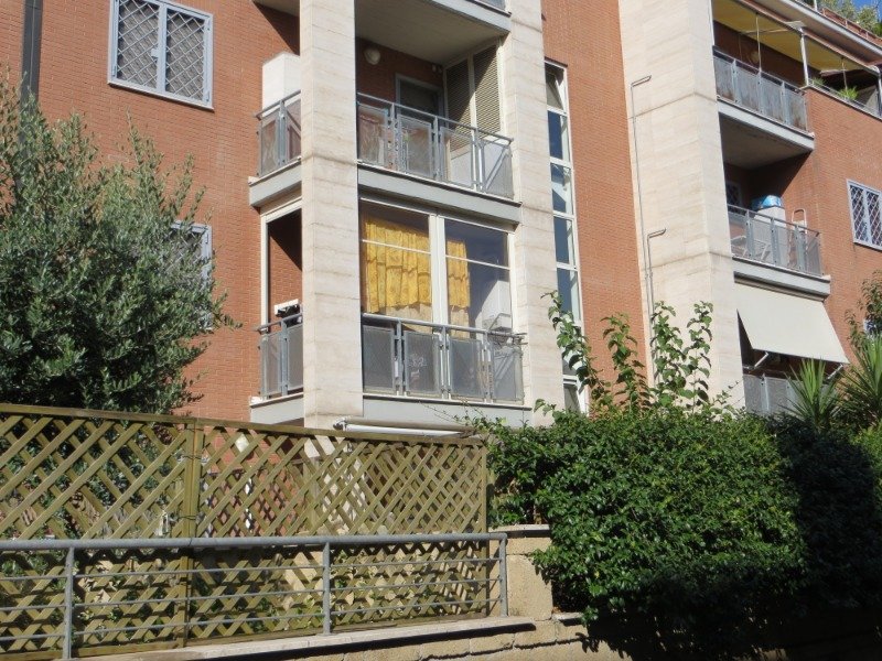 Roma appartamento trilocale con cantina a Roma in Vendita