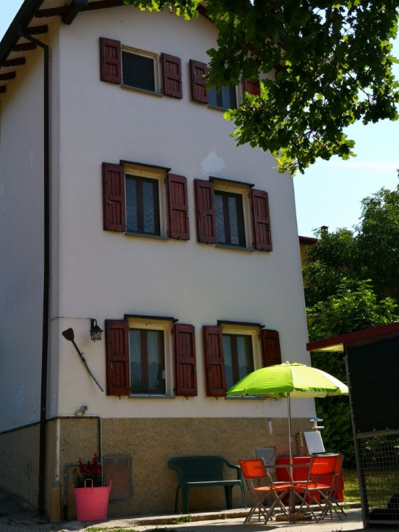 Corniglio casa immersa nel verde a Parma in Vendita