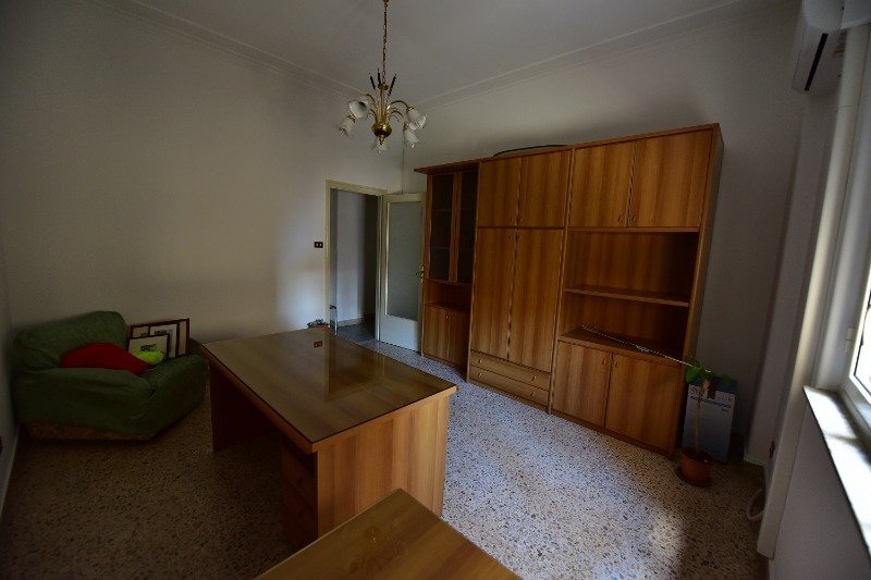 Catania camere uso ufficio in appartamento a Catania in Affitto