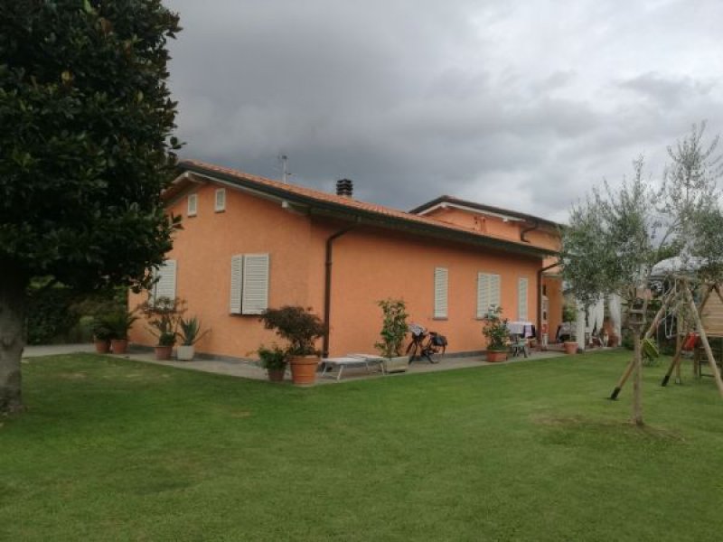 Pietrasanta villa con mansarda a Lucca in Vendita