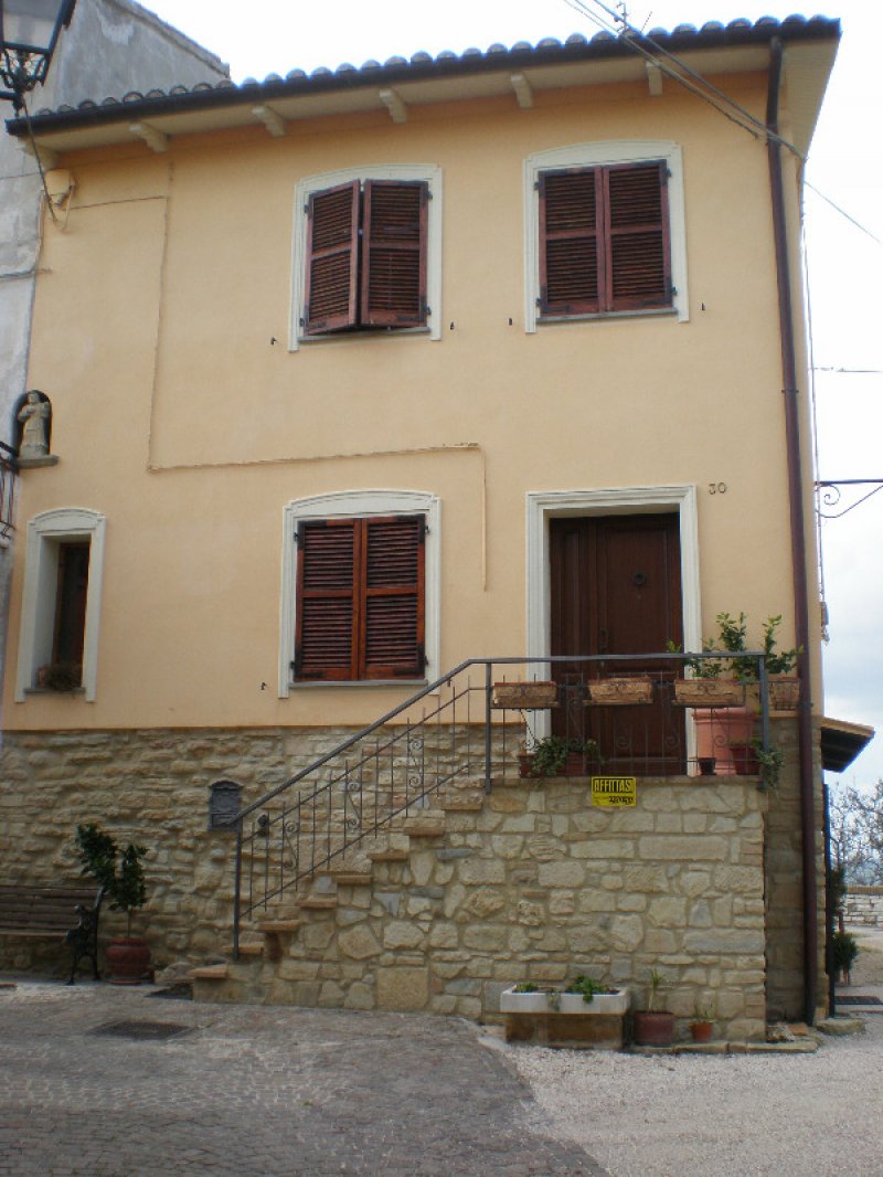 Casa dentro le mura del castello di Sant'Ippolito a Pesaro e Urbino in Affitto