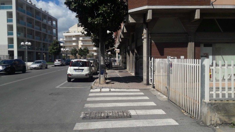 Albenga ampio trilocale con posto auto privato a Savona in Vendita
