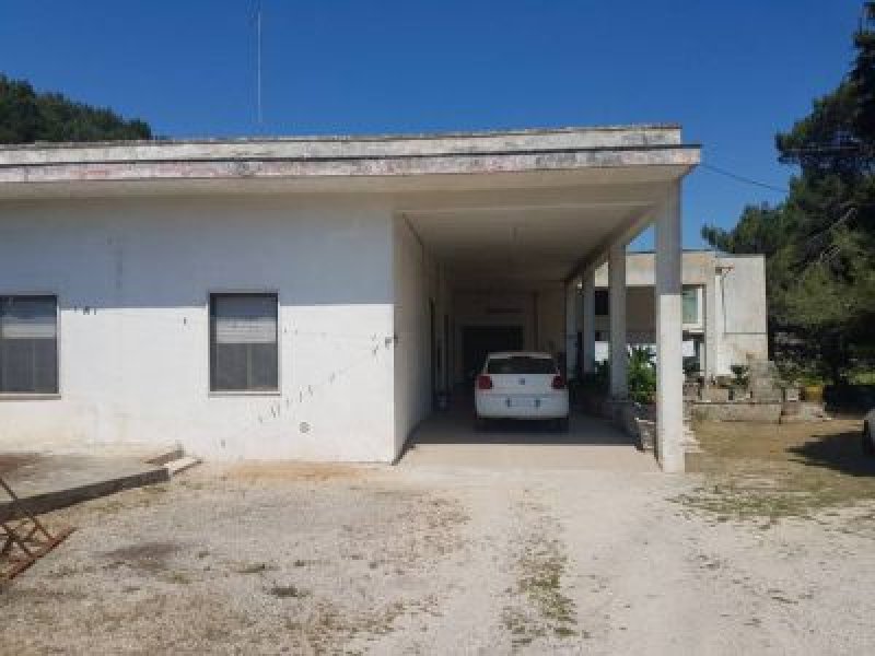 Lecce casa singola con cantina e garage a Lecce in Vendita