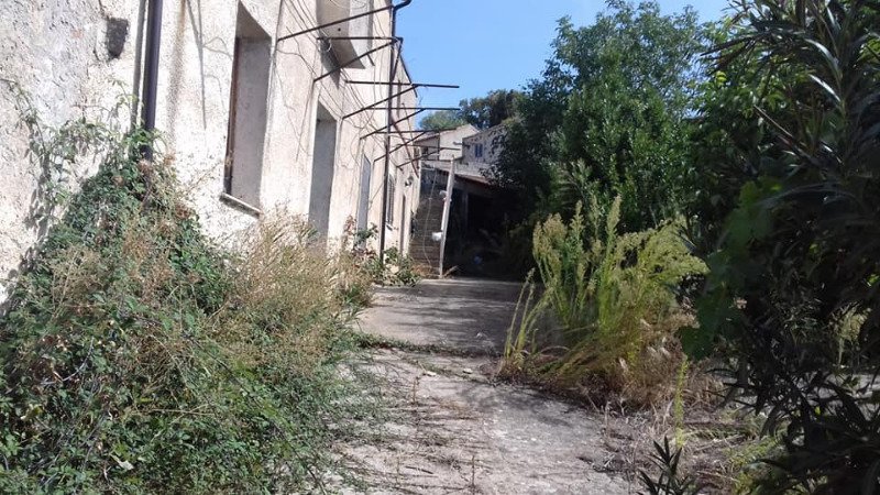 Casa con annesso cortile a Orroli a Cagliari in Vendita