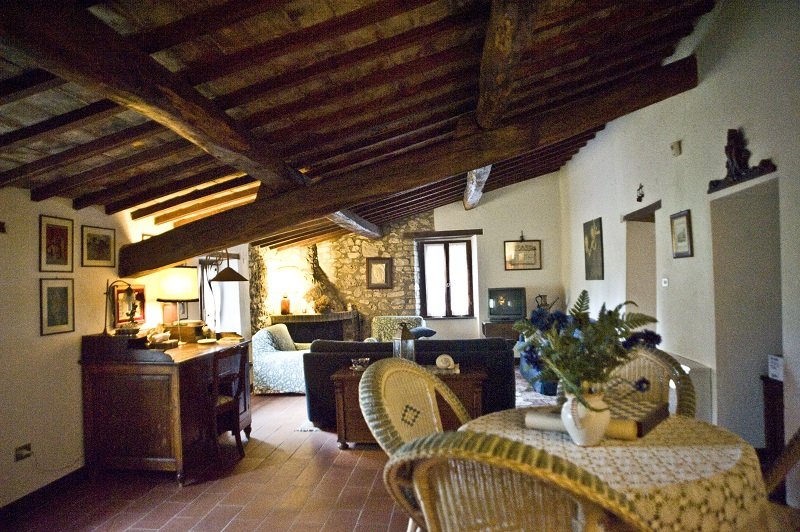 Massa Martana antica casa colonica a Perugia in Vendita