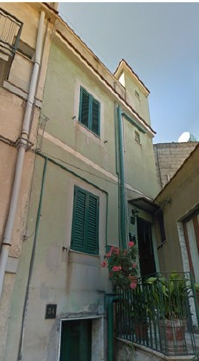 Al centro di Bronte appartamento a Catania in Vendita