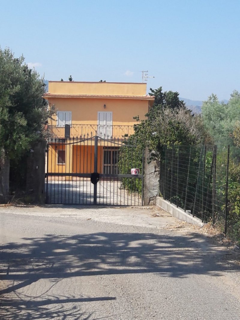 Caronia villa con appartamento a Messina in Vendita