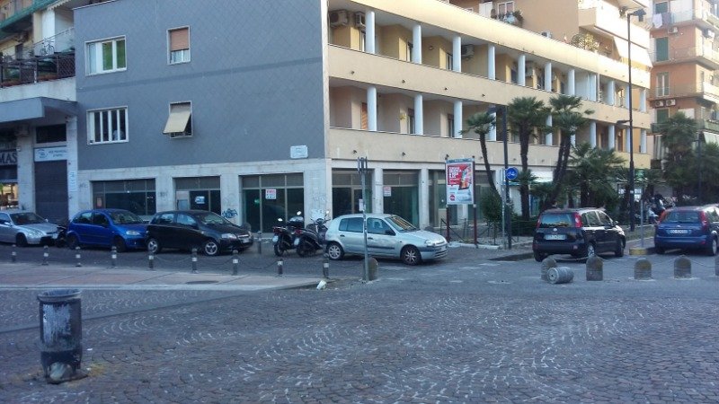 Napoli quartiere Fuorigrotta locale commerciale a Napoli in Affitto
