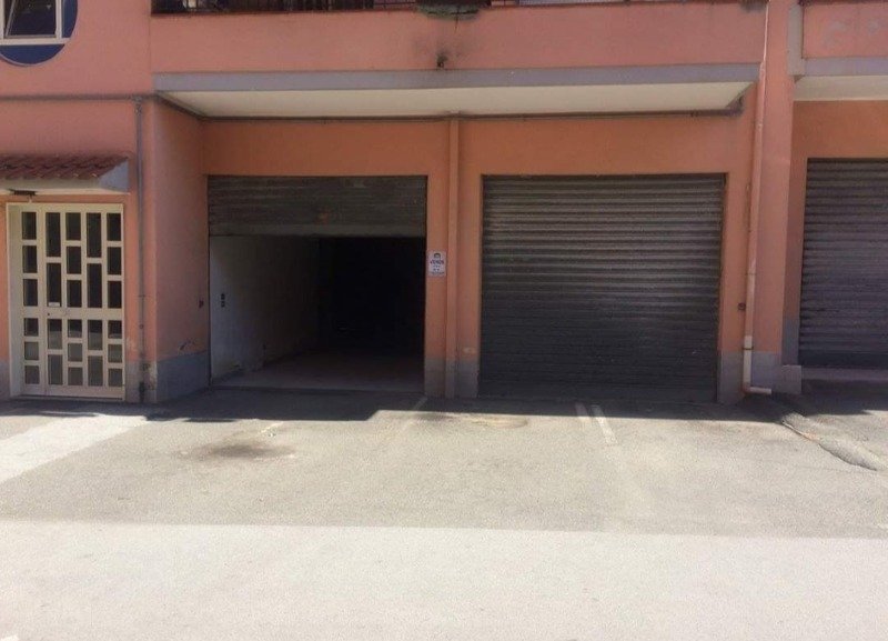 Torregrotta locale uso garage o deposito a Messina in Vendita