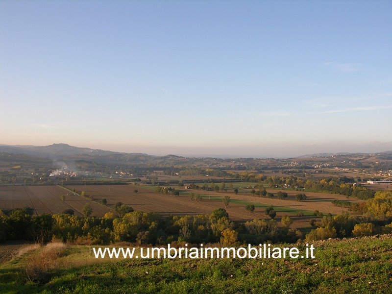 Todi in posizione panoramica casale a Perugia in Vendita