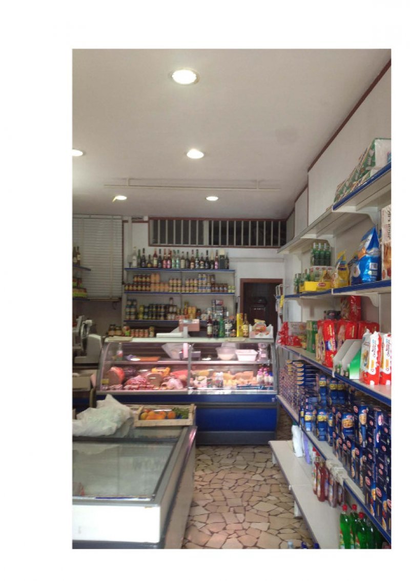 Napoli locale commerciale con cella frigo a Napoli in Vendita
