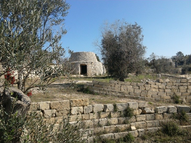 Salve pagliara in pietra con annesso terreno a Lecce in Vendita