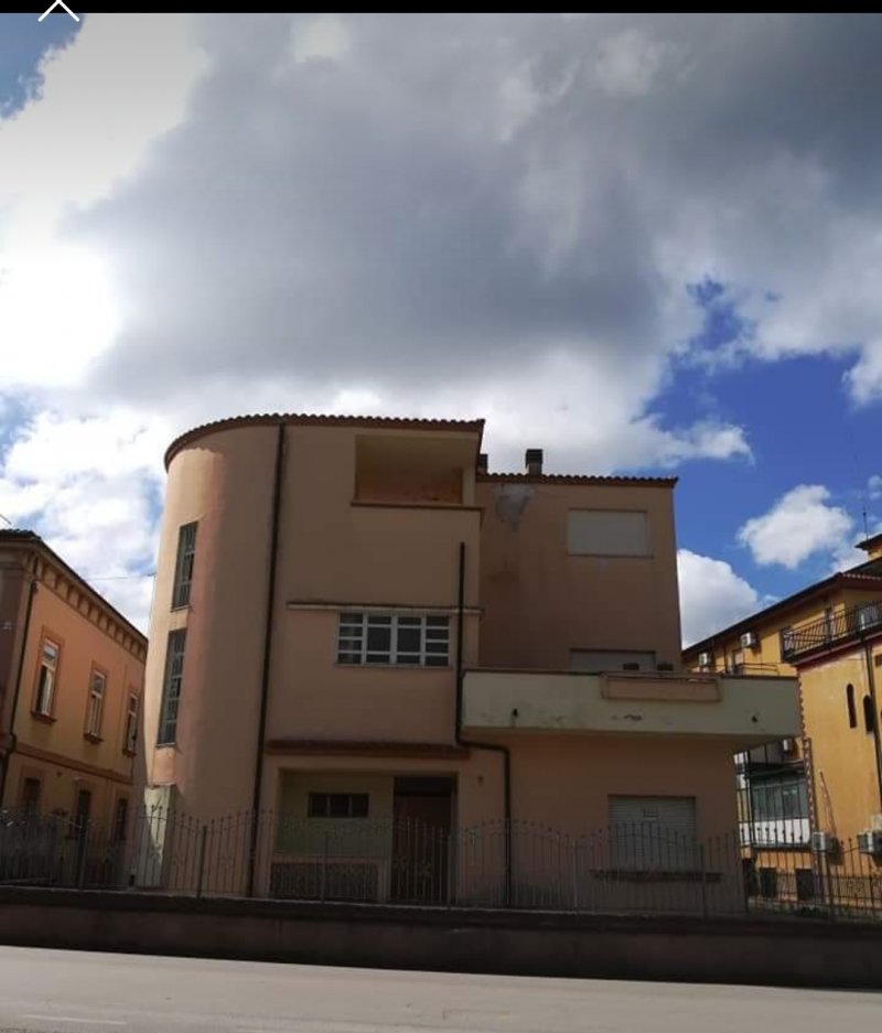 Polla villa con mansarda e ampio terrazzo a Salerno in Vendita