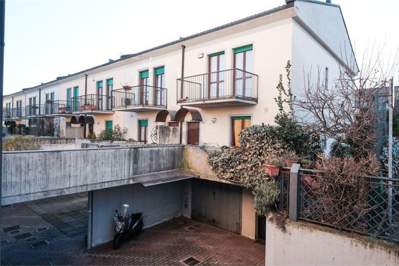 Villa a schiera di testa a Lallio a Bergamo in Vendita