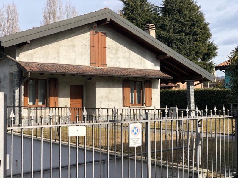 Arcisate casa con giardino a Varese in Vendita