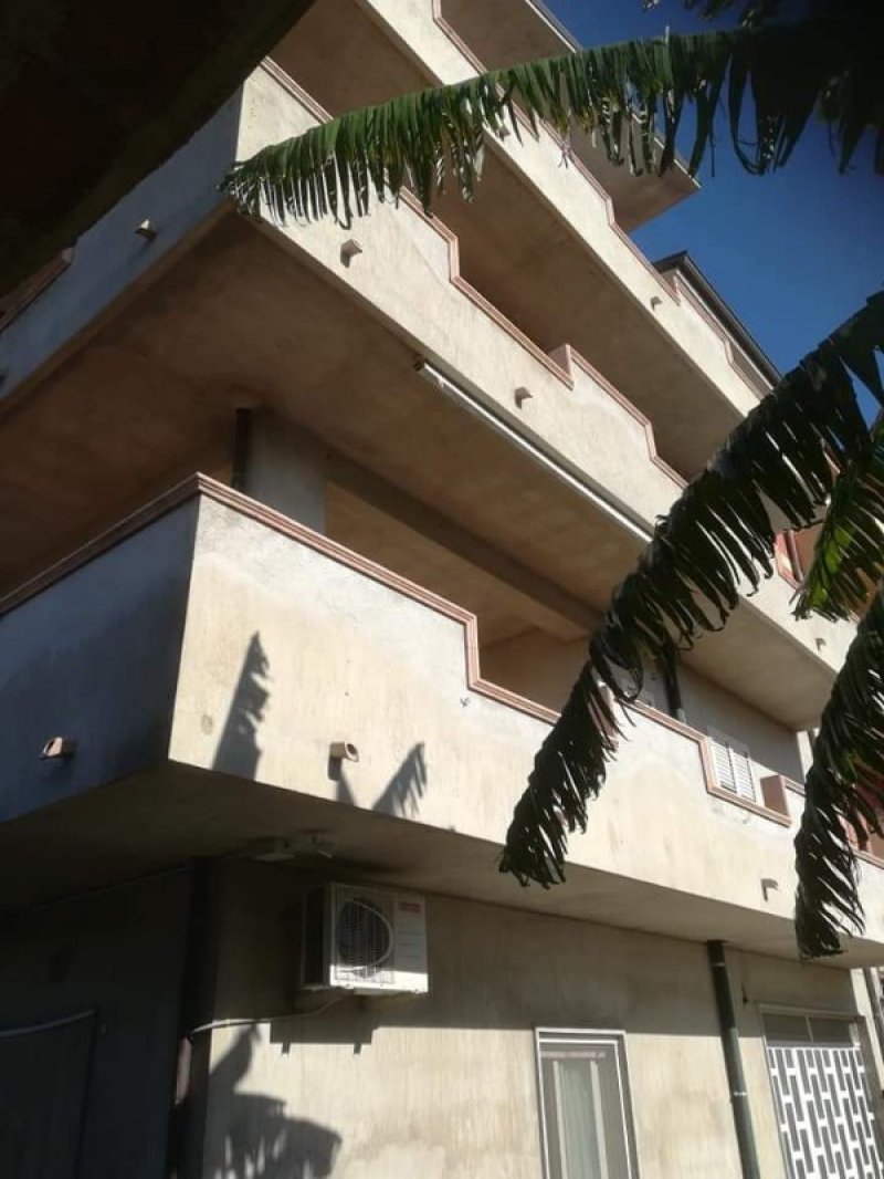 Ardore Marina edificio a 4 piani a Reggio di Calabria in Vendita