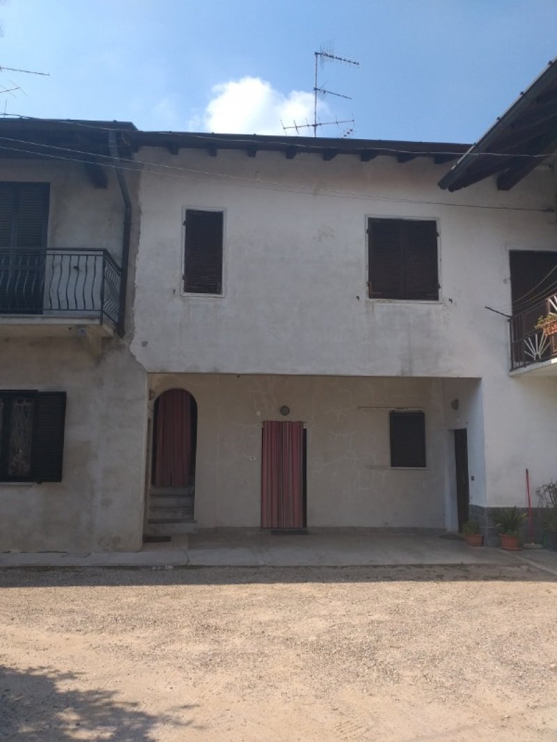 Vinago frazione di Mornago casa colonica a Varese in Vendita
