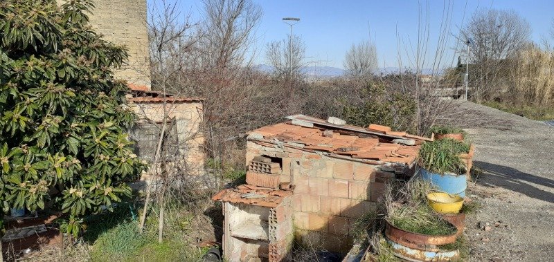 Torrita di Siena rustico con terreno a Siena in Vendita