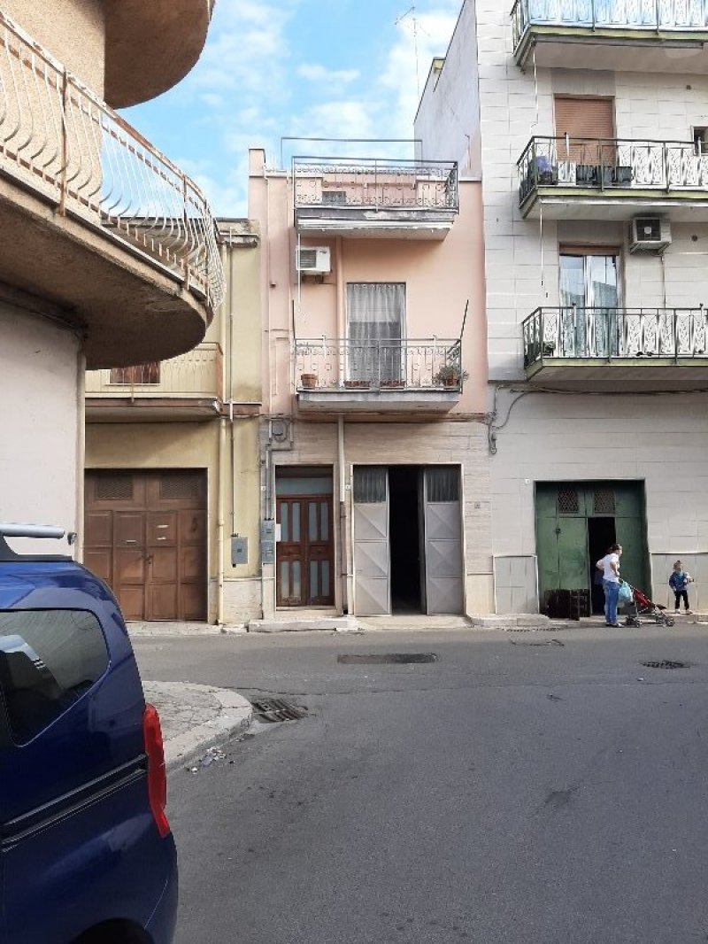 Acquaviva delle Fonti casa con ampio garage a Bari in Vendita