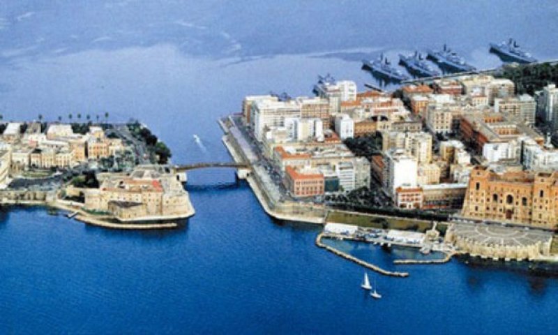 Taranto ampio trivani in stabile d'epoca a Taranto in Vendita