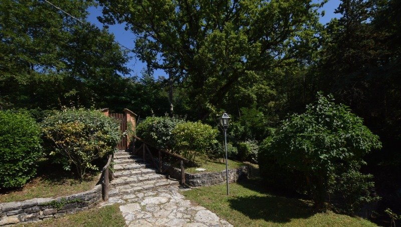 Umbertide villa con parco circostante e piscina a Perugia in Vendita