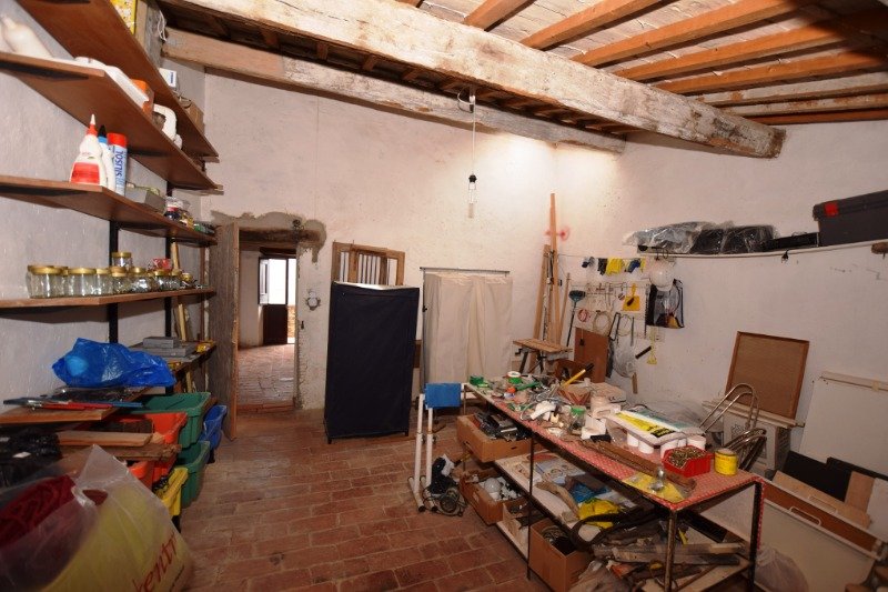 Caratteristico vecchio casale umbro in Gubbio a Perugia in Vendita