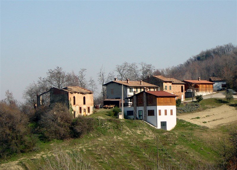 Antico borgo con rustici adibito a b&b a Piacenza in Vendita