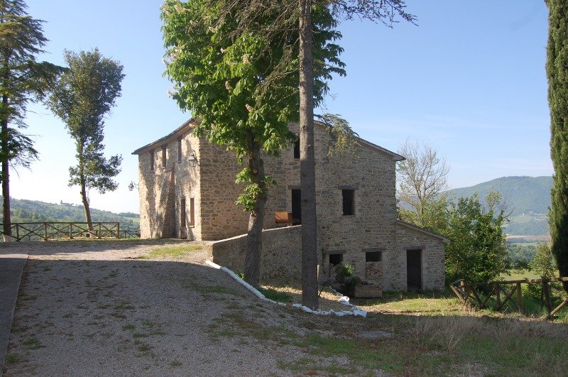 Casale in piccolo borgo in Umbria a Gubbio a Perugia in Vendita