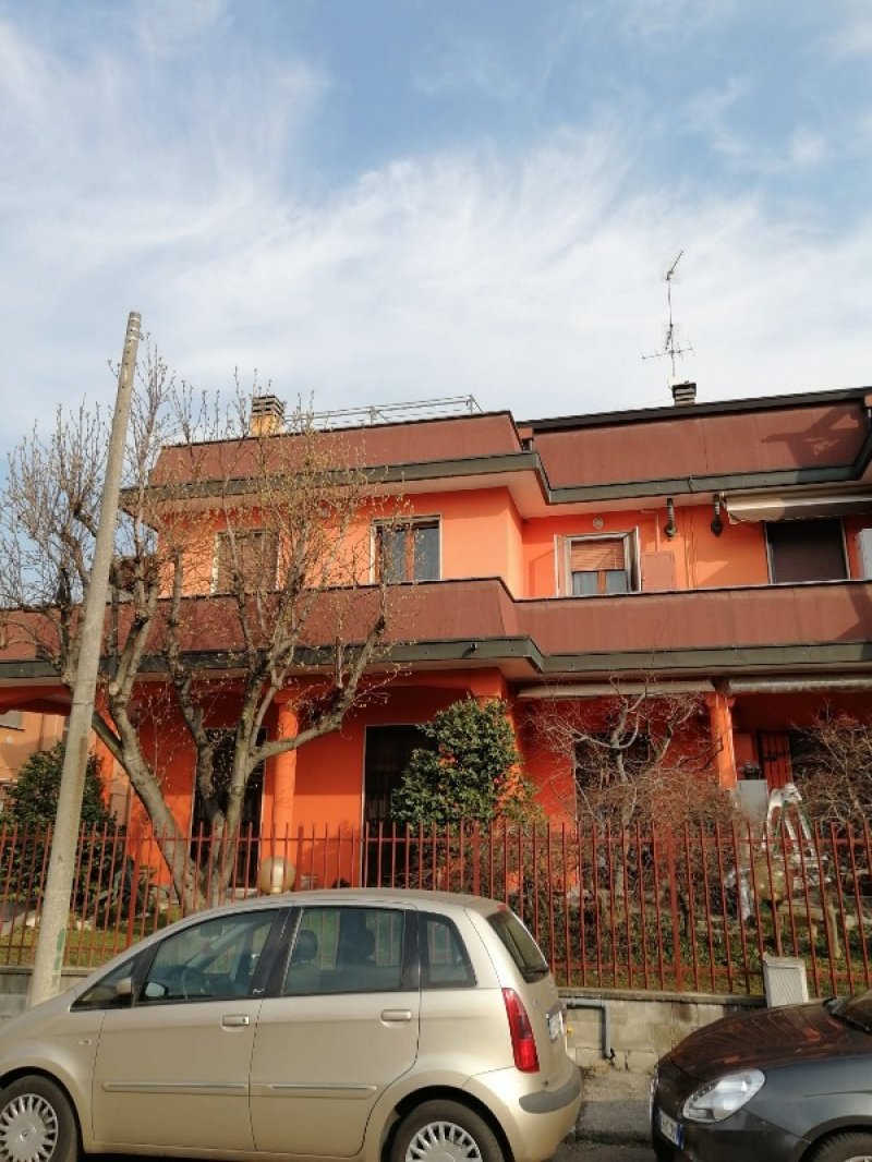 A San Giuliano Milanese luminoso appartamento a Milano in Vendita
