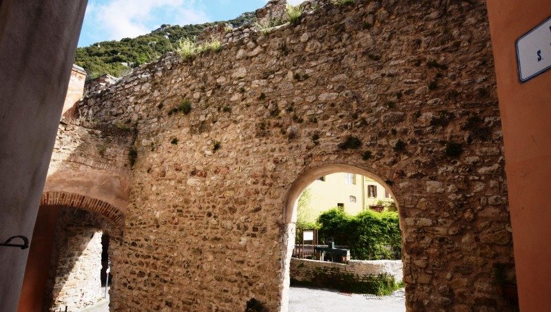 Foligno nella frazione di Pale struttura ex molino a Perugia in Vendita