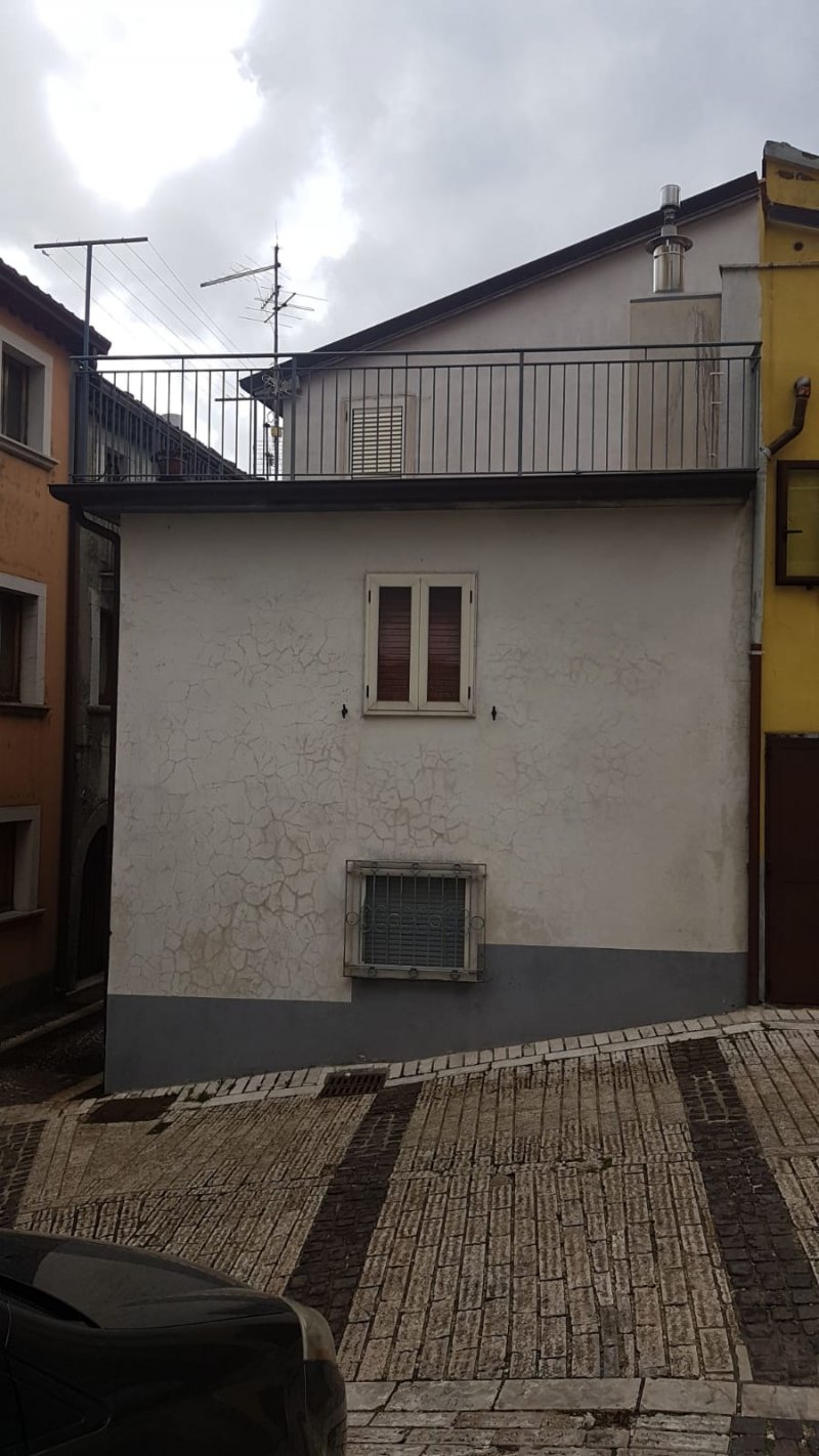 Pietraroja immobile disposto su 2 piani a Benevento in Vendita