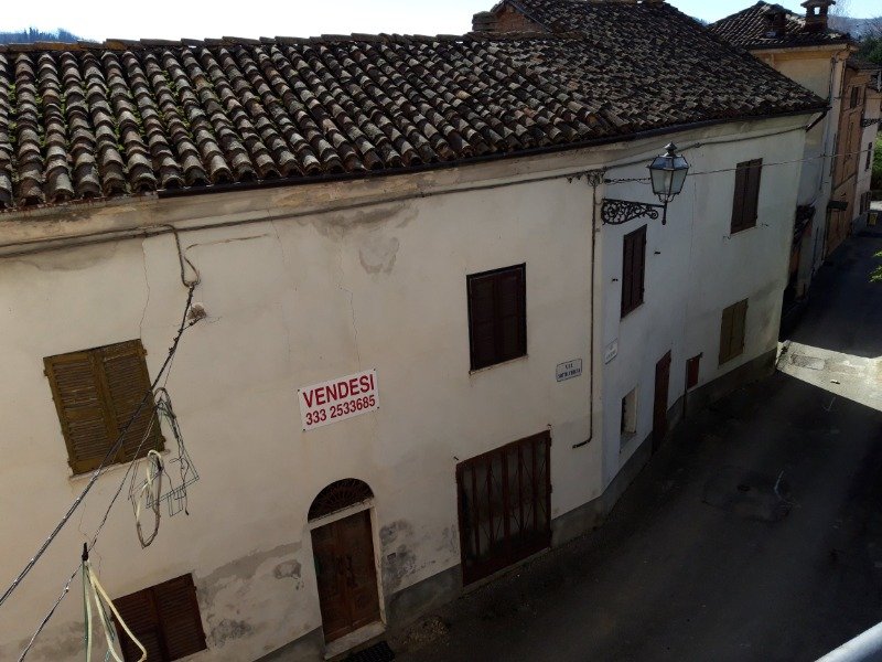 A Castelletto Molina antico caseggiato a Asti in Vendita