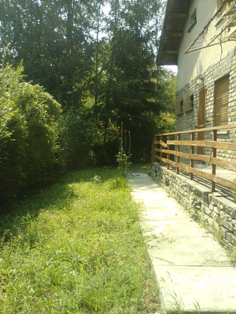 Roccasparvera casa vacanze immersa nel verde a Cuneo in Vendita