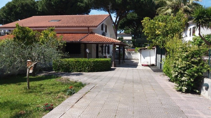 Terracina villa con ampio giardino a Latina in Affitto