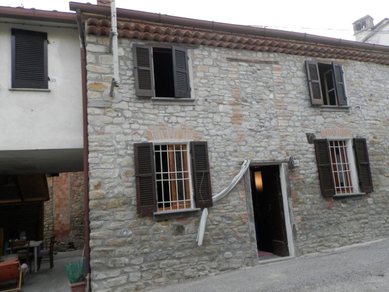 Borgo Priolo casa quadrilocale in sasso a Pavia in Vendita