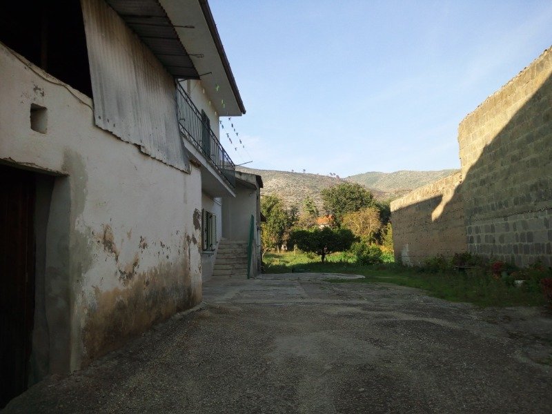 Calvi Risorta abitazione con terreno a Caserta in Vendita