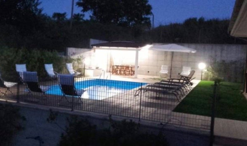 Colonnella villa recente con giardino e piscina a Teramo in Vendita