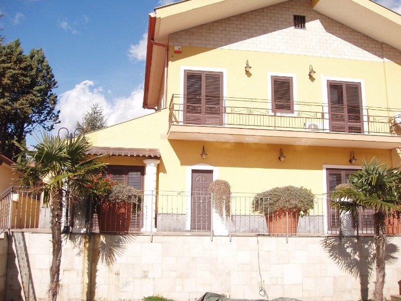 Nicolosi villa con mansarda a Catania in Vendita