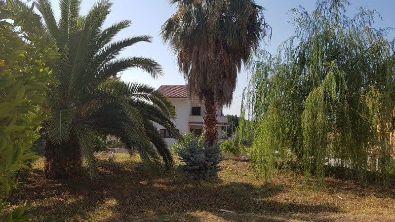 Simeri Crichi villa trifamiliare con giardino a Catanzaro in Vendita