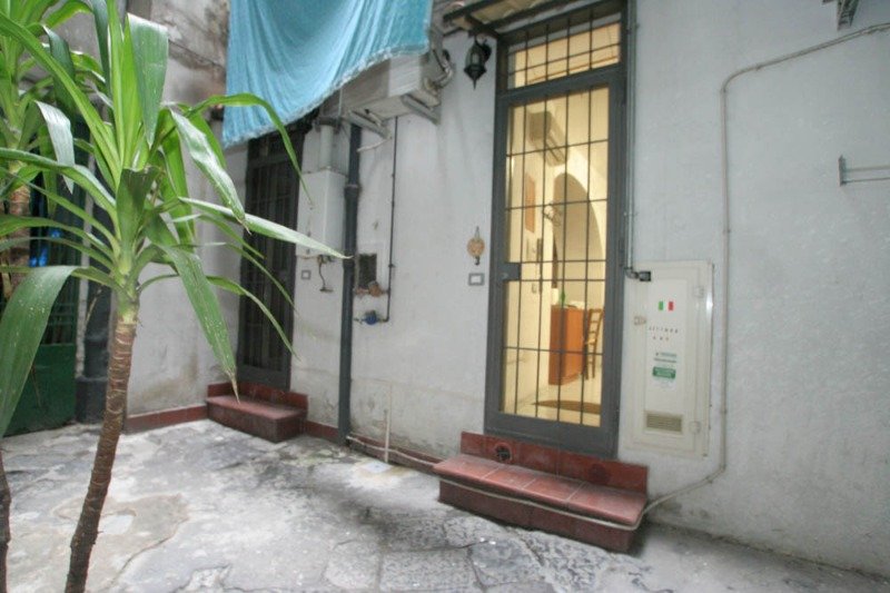 Napoli quartiere Chiaia monolocale a Napoli in Affitto