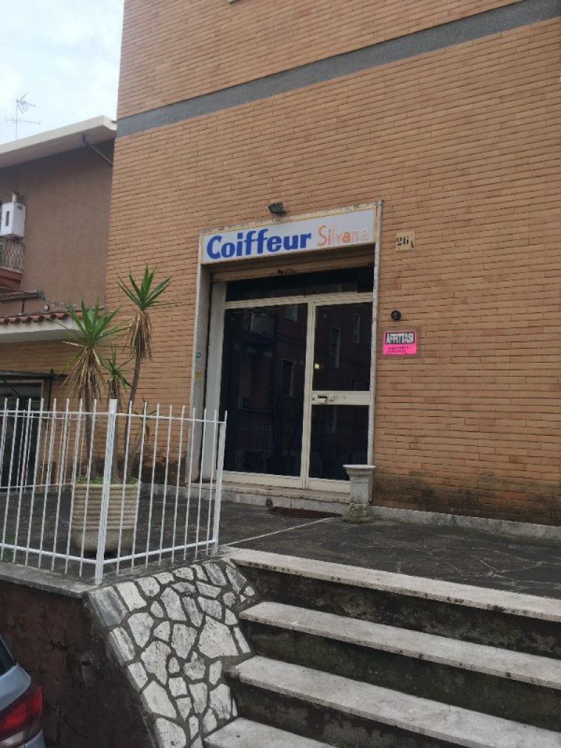 Roma locale uso negozio ufficio a Roma in Affitto
