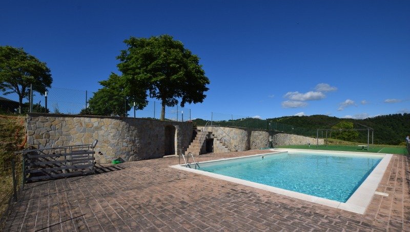In Umbria a Gubbio casale con piscina a Perugia in Vendita