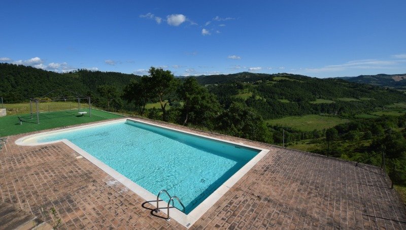 In Umbria a Gubbio casale con piscina a Perugia in Vendita