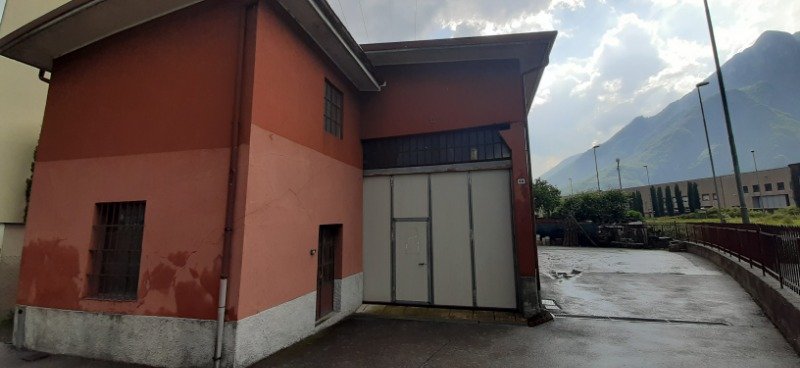 Valmadrera in zona industriale capannone magazzino a Lecco in Affitto