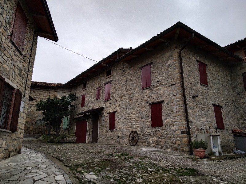 Neviano degli Arduini casa in sasso a Parma in Vendita