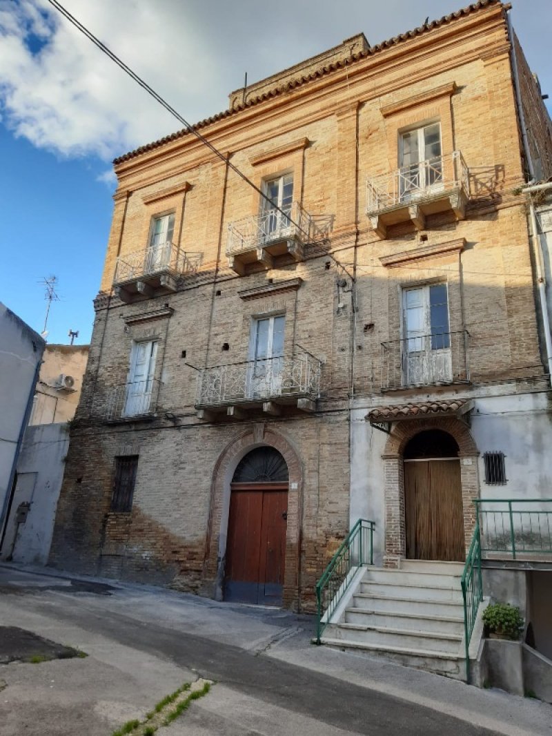 Palazzo storico al centro di Monteodorisio a Chieti in Vendita
