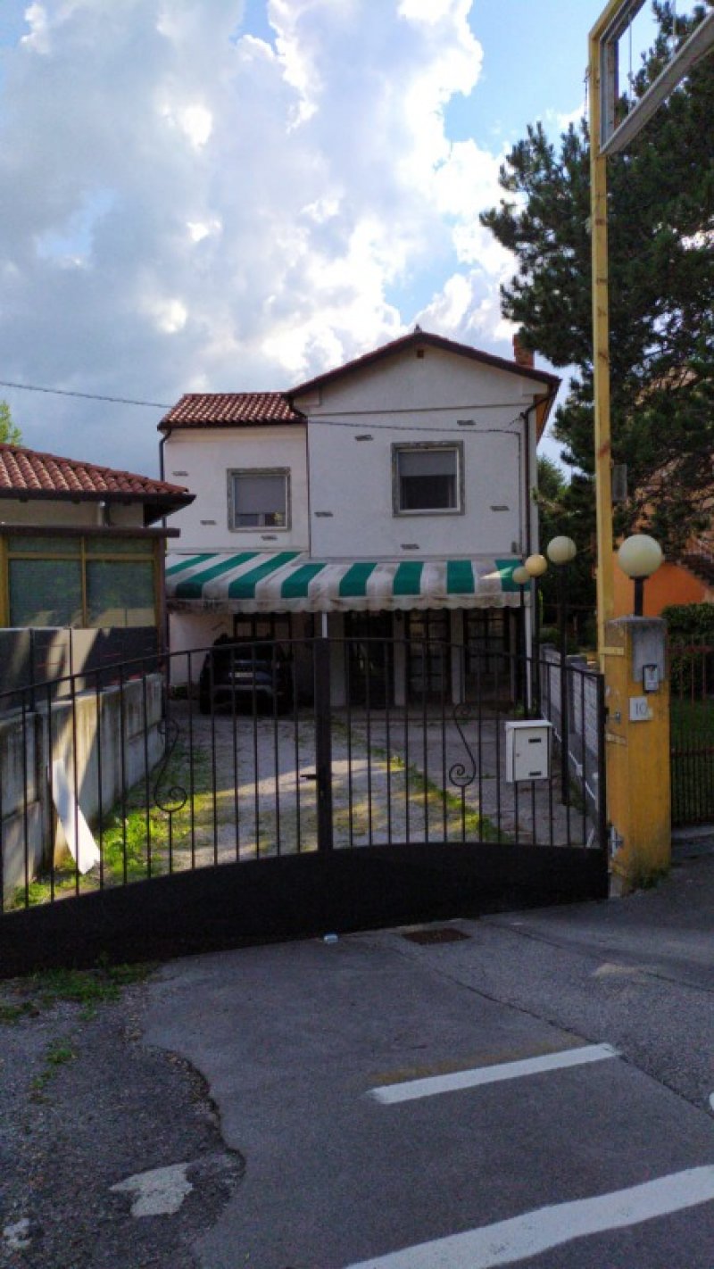 Monfalcone Ex ristorante vicino al mare a Gorizia in Vendita