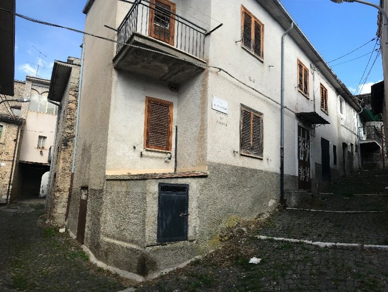 Barete Basanello vicino Pizzoli casa a L'Aquila in Vendita
