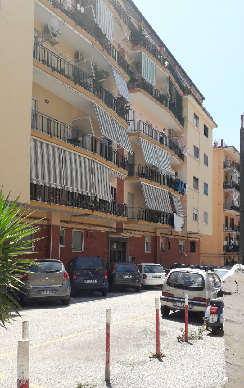 Napoli Bagnoli appartamento fabbricato signorile a Napoli in Vendita
